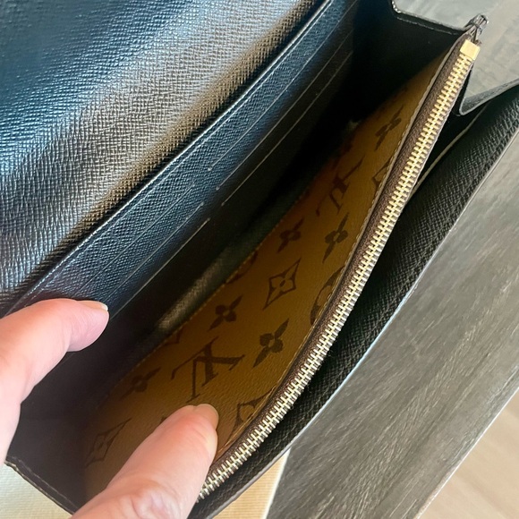 Louis Vuitton Reverse Monogram Sarah Wallet - Picture 9 of 14